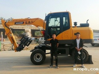 山东菏泽抓木机80轮式抓木机交车记录