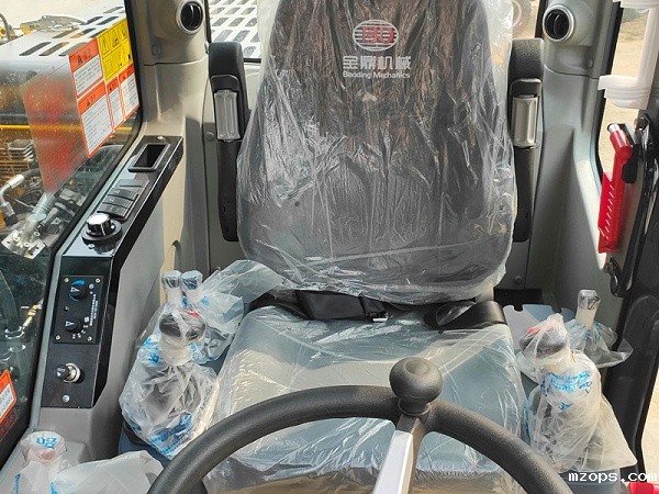 100抓木机操作空间