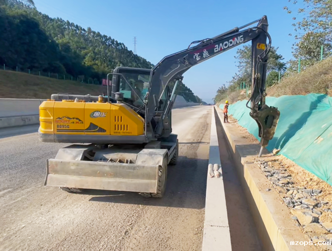 mzopsBD95G轮式挖掘机，破碎锤路面工作