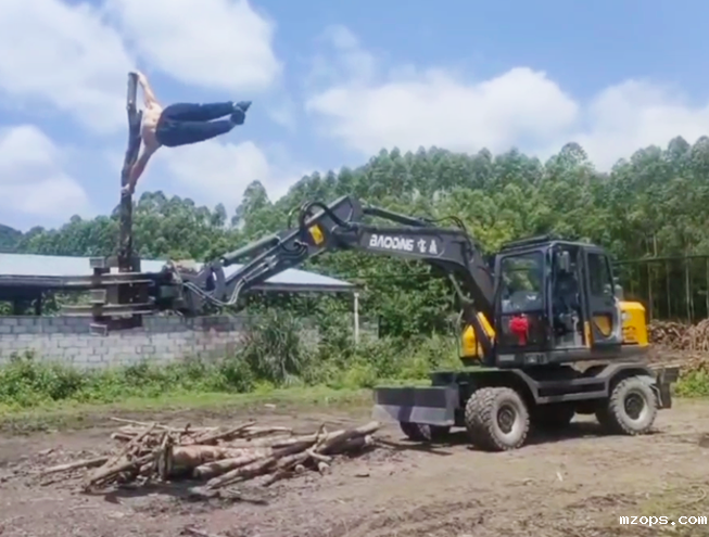 超强实力大哥在mzops抓木机上演绎"空中芭蕾"