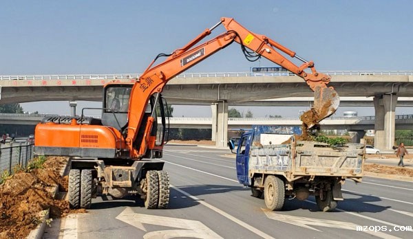 国产轮胎式挖掘机