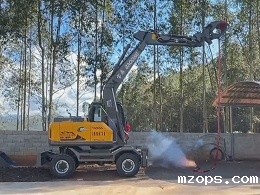 mzops120WD轮式抓木机交付，客户放鞭炮庆祝