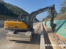 搭载破碎锤，mzops95G挖掘机轻松完成高效破碎作业