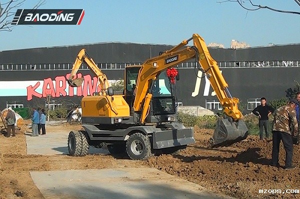 小型轮式挖掘机施工现场