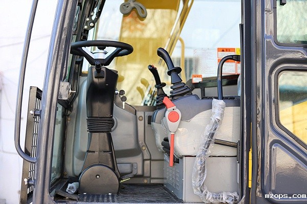 95挖掘机抓木机驾驶空间