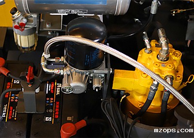 95抓木机前机舱