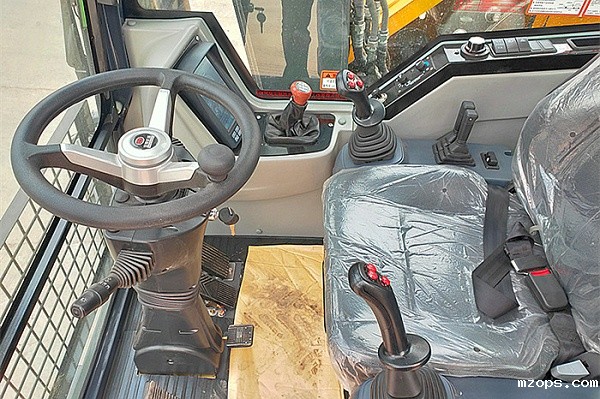 宽大驾驶室操作舒适