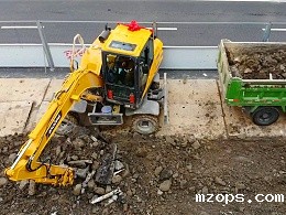 小型轮式挖掘机