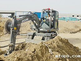 mzopsBD80X轮式挖掘机施工，挖沟渠，埋管道