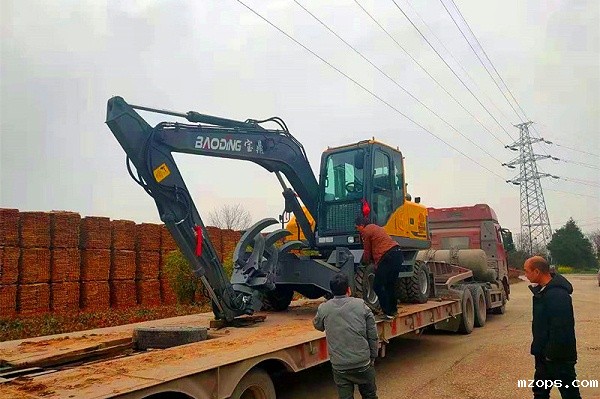 mzopsBD95轮式抓木机到货客户