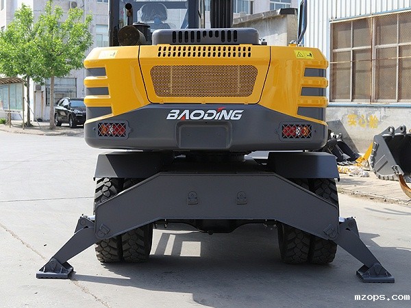 新型轮式抓木机