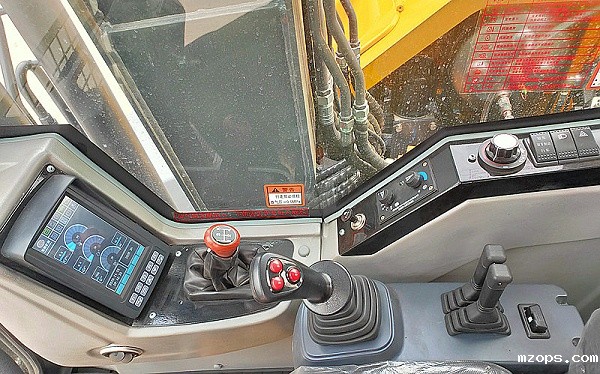 mzops抓木机驾驶室