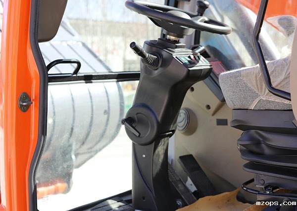 轮式挖掘机驾驶空间