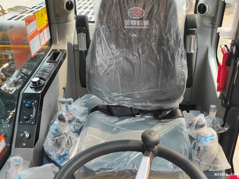 100抓木机操作空间