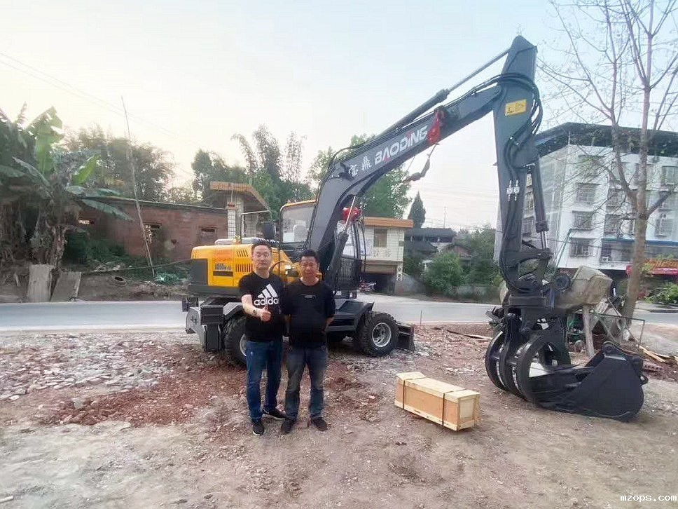 重庆抓木机客户交车记录-mzopsBD95轮式抓木机