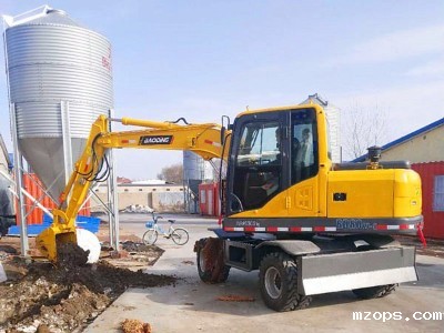 当下轮式小挖掘机热销原因解析？-18luck平台厂家