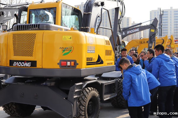 新款95轮胎挖掘机