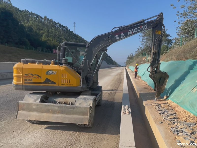 搭载破碎锤，mzops95G挖掘机轻松完成高效破碎作业