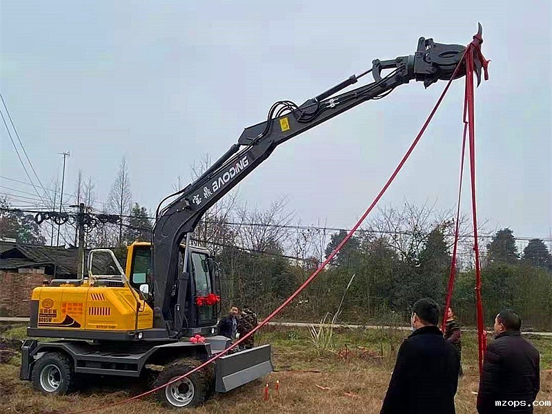 四川抓木机mzops客户购买BD95W-9H型号轮式抓木机