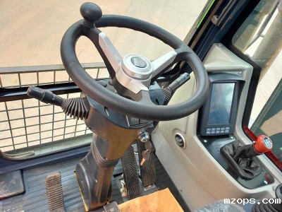 准备入手购买抓木机的客户疑问轮式抓木机容易操作吗？