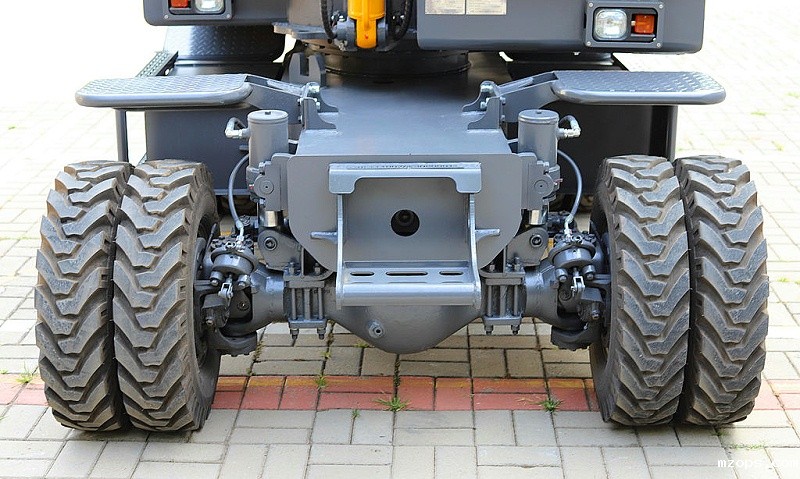 mzops80液压行走轮式挖掘机下盘设计