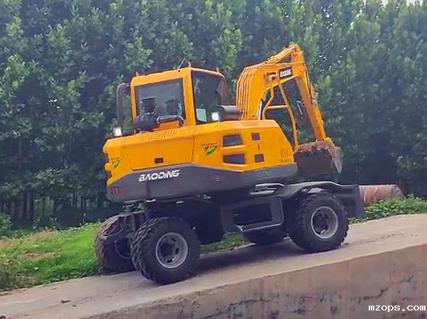 小型轮式挖掘机