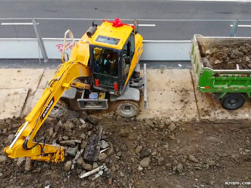 小型轮式挖掘机