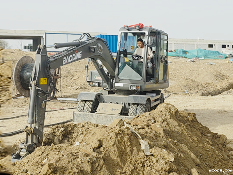 mzopsBD80X轮式挖掘机施工，挖沟渠，埋管道