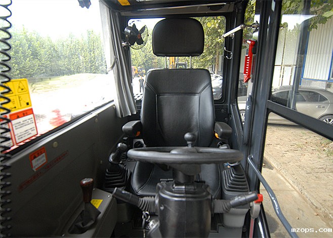 轮式抓木机驾驶室